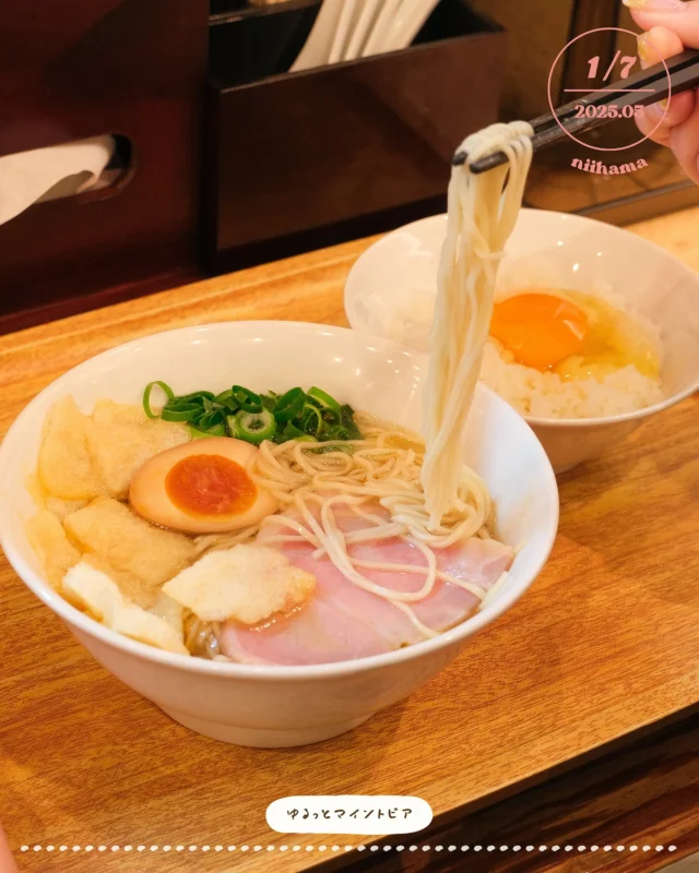 🍜

📍#讃岐ラーメン浜堂にいはま
┈┈┈┈┈┈┈┈┈┈┈┈┈┈┈

マイントピア別子を飛び出して「讃岐ラーメン 浜堂にいはま」さんに行ってきました！

朝6時から営業しているということで、今日は朝ラーに挑戦！☀️

人気No.1の煮干麺をオーダー。
丼が運ばれてくると、煮干しの豊かな香りがふわっと漂います…！

いぶきいりこをたっぷり使ったスープは、煮干しの旨味を最大限に引き出しつつも、苦みや臭みが全くないクリアな味わい。気づけばレンゲが止まらず、最後の一滴まで飲み干していました✨

そして特筆すべきは4年半かけて開発された麺！
しなやかでつるっとした喉越し、スープとの一体感が抜群で、箸が止まりません。
これが「すすりこめる麺」か…と感動🥺

内装はとてもオシャレで、女性一人でも気軽に入れる雰囲気。
しかも朝から夜まで営業していて、お休みは新居浜太鼓祭りのときだけ！
1日2回訪れるお客様がいるのも納得の美味しさでした😋

「毎日でも食べられるラーメン」とのコンセプト通り、また食べたくなる一杯。
新居浜に来たらぜひ立ち寄ってみてください！

-----------------------------
📍 讃岐ラーメン 浜堂にいはま
🌐 hamando_niihama
🪧 〒792-0003 愛媛県新居浜市新田町１丁目１２２８−１４
⏱  6：00～15：00／17：00～21：00
🌙 太鼓祭りの期間のみお休み
🚘 新居浜駅からおよそ12分、マイントピア別子からおよそ25分

#新居浜 は #松山 から車でおよそ60分🚙
#マイントピア別子 は新居浜ICを降りておよそ10分🚂
プチトリップに丁度いい距離！
-----------------------------

🔖
#ゆるっとマイントピア
#ゆるっとグルメの旅
⁡
〝 ゆるっとマイントピア 〟では入社4年目社員が
新居浜市内やマイントピア別子の情報を投稿中！
ぜひプロフィールから覗いて見てね👀♡
.
.
.
#愛媛 #ehime #niihama #愛媛旅行 #愛媛旅 #新居浜旅 #新居浜旅行 #愛媛観光 #新居浜観光 #四国旅行 #四国観光 #四国旅 #愛媛グルメ #愛媛グルメディア #愛媛グルメ巡り #愛媛グルメ部 #讃岐ラーメン浜堂 #新居浜ラーメン #朝ラーメン #煮干しラーメン #ラーメン好きな人と繋がりたい